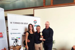 El primer clasificado, Miguel Garcia Soriano por parte de Jose Maria Musso (Director) y Lydia Silverio (Delegada)