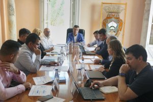 Salvador Hernández y Juan Álvarez Avello, han presidido una reunión en el Consistorio carbonero.