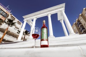 Una botella de Palomillo en la Plaza Almería de Macael.