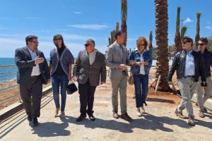 Las autoridades este jueves en la ampliación del paseo.