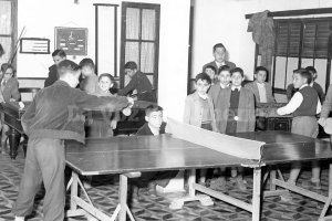 Jugando al futbolín, al billar y al ping-pong en el salón de los Jesuitas, allá por el año de 1955.