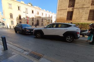 Los dos coches que han colisionado en General Tamayo.