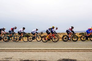 Foto del pelotón en el Levante Almeriense en la Vuelta a Almería que tuvo lugar en el 2023