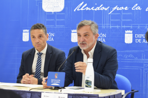 Diego López, gerente de Atende, y Ángel Escobar, diputado de Bienestar Social. /CLV