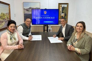 Domingo Fernández y Diego López, representante de Atende S.L han rubricado el contrato.