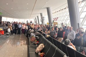 Imagen de los casi 200 viajeros del Imserso atrapados en el Aeropuerto de Palma.