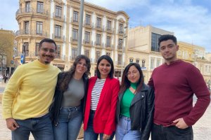 De izquierda a derecha: Iván, Inma, Jimena, Marcela y Gerardo en la emblemática Puerta de Purchena