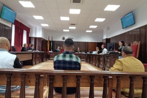 Los tres acusados de secuestro, momentos antes de comenzar el juicio.