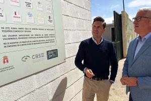 El presidente del CRSII, Ismael Torres, y el gerente, Jorge Velázquez, en el Punto Limpio de Huércal de Almería.