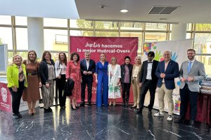 Foto de familia de los organizadores de la gala y autoridades políticas.