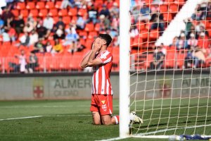 El lateral Pubill se tapa la cara en el encuentro del descenso matemático.