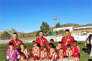 El Almería Prebenjamín posando con todos los galardones obtenidos