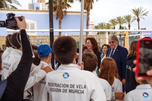 Todos los participantes y espectadores en el Club de Mar durante la presentación
