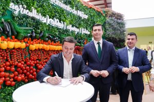 Javier A. García, presidente de la Diputación de Almería, firma el manifiesto.