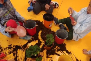 Los pequeños de la Escuela Infantil lo pasan en grande con su nuevo huerto escolar.