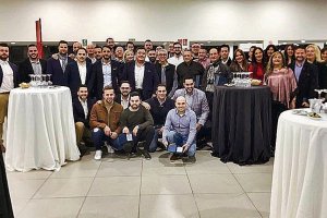 La gran familia que compone Toyota Alborán y Citroën Ejido posando con Francisco Segura.