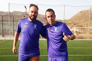 Antonio Jesús 'El Pesca' con un compañero cuando jugaba en el Níjar.