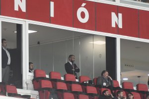Mohamed El Assy, en el centro de la imagen, en el antepalco del Estadio de los Juegos Mediterráneos. 