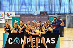 El equipo femenino de El Toyo Infantil