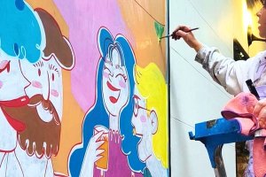 La almeriense Tati Salvador pintando en una calle de Malasaña.