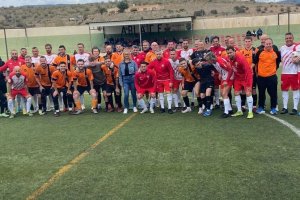 Foto de familia del partido benéfico en Abla.