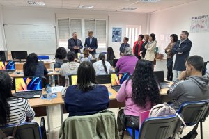 Amós García Hueso y Juan Pedro García Pérez, han mantenido un encuentro con los 15 alumnos.
