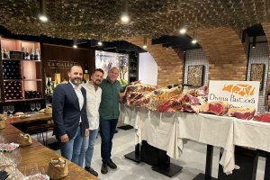 Jose Montes y Carlos Beltrán directivos del Club Gastronómico La Galería Neo Taberna junto a Miguel Gil de Carnicería Divina Pastora.