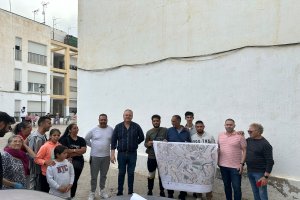 El alcalde con los vecinos y el proyecto de actuación.