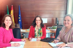La delegada de Fomento, la directora general de AVRA y la directora provincial