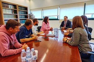 Reunión entre Francisco Alonso, María del Mar Vázquez y las familias de la Vega de Acá.