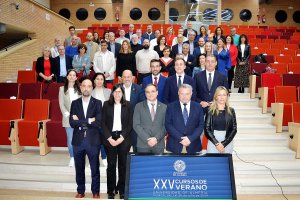 En primer término, el rector, junto a los representantes de ayuntamientos sedes, Diputación Provincial y Grupo Cajamar; detrás, directores y codi