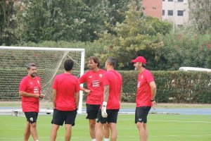 Vicente Moreno con parte de su extenso cuerpo técnico.