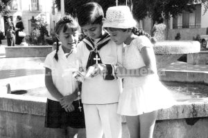 El niño Alonso Galindo en la Plaza de Santo Domingo la mañana de su primera comunión en los años 60. Los tiempos de los uniformes de marinero.