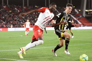 Alejandro Francés marcando a Umar Sadiq.