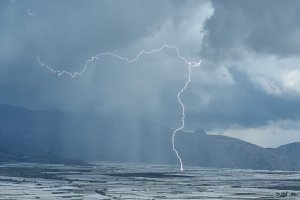 Imagen de un rayo impactando en Santa María del Águila durante una tormenta del pasado 29 de abril.