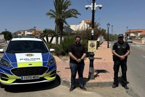 Instalación de las últimas tres cámaras de videovigilancia en el barrio Jardines Almanzora en la Alfoquía.