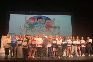 Los alumnos recibiendo sus diplomas junto al delegado de Educación.