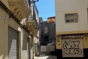 El transeunte de la calle Braulio Moreno tropieza con la obra sobre el arco. Al lado, el bar Tropezón.