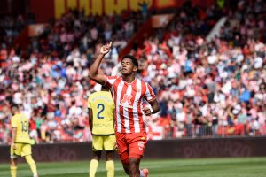 El 'Choco' Lozano celebrando su gol al Villarreal.