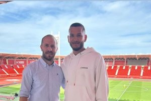 El futbolista colombiano del Almería con Juanlu, uno de sus representantes. El otro es Luis Alonso.