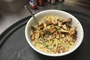 Espaguetis con espinacas y pollo para empezar bien el fin de semana.