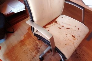 Así quedó la silla y el suelo del despacho.