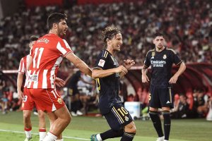Gonzalo Melero con Luka Modric y Fede Valverde en el Almería-Real Madrid de esta temporada y que finalizó 1-3.
