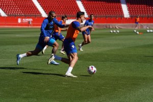 Luis Suárez presiona al lateral Pubill.