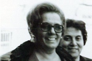 Doña Paca en todo su esplendor junto a doña Ascensión.