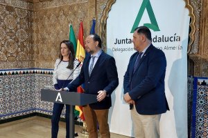 En el centro, Ramón Herrera, secretario general de Universidades, junto a Aránzazu Martín y Francisco Alonso.