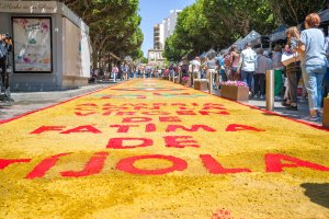 Alfombra de serrín en el Paseo de Almería.