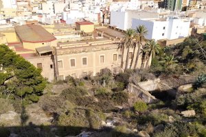 En la cara norte del convento aún se aprecian los restos de los huertos y de la balsa que llenaban de vida el lugar.