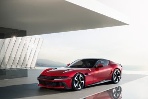 El diseño del coche se inspira en los Ferrari Gran Turismo descapotables de los años 50 y 60.