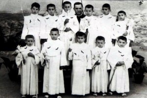 Niños de Primera Comunión de Alcolea con el padre Angel, en la primavera de 1966. Gentileza de Fernando Utrilla.